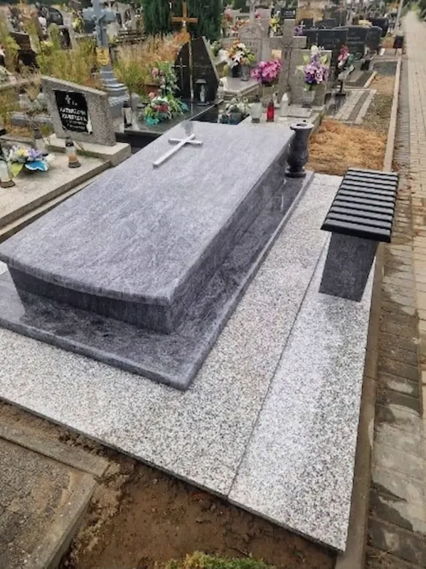 Nagrobek z ławeczką