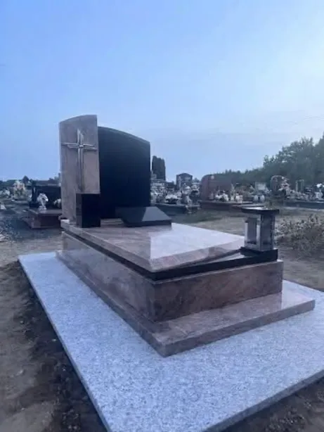 Nagrobek dwukolorowy z krzyżem