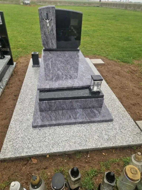 Nagrobek pojedynczy z krucyfiksem